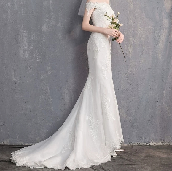 Brand NEW Wedding dress, with tags!!! - Picture 2 of 11